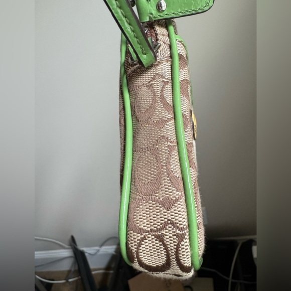 Coach Daisy Applique Cell phoneWallet Wristlet Rare Collecticle - Picture 6 of 12